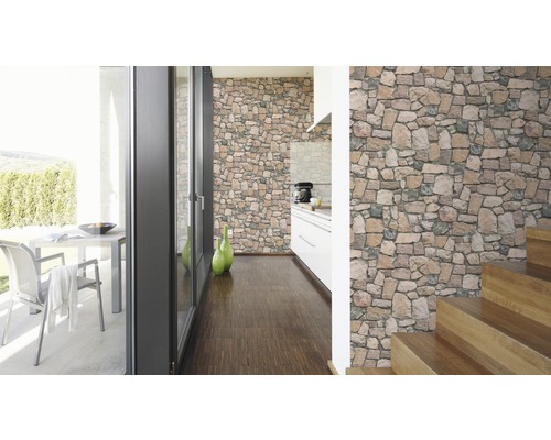 Intérieur avec papier peint mural en pierre, plancher en bois et terrasse extérieure