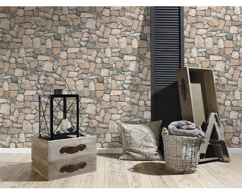 Ambiance d''habitation décorative avec papier peint imitation pierre, lanterne et caisses en bois