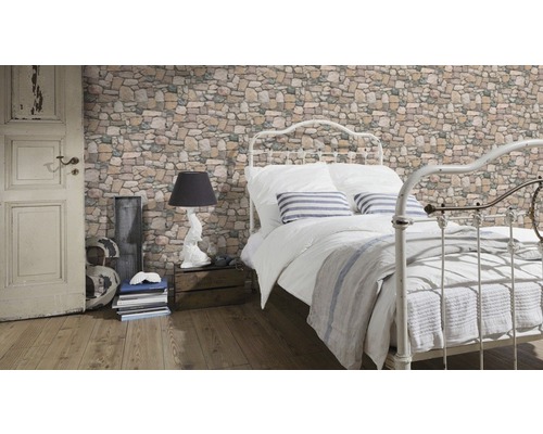 Chambre avec lit, lampe et papier peint en maçonnerie