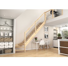 Helles Interieur mit Holztreppe und Stahlgeländer