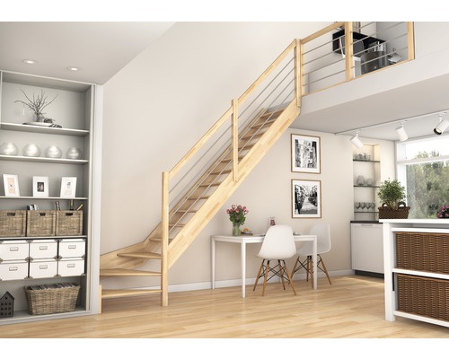 Helles Interieur mit Holztreppe und Stahlgeländer