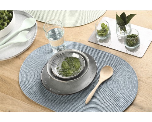 Décoration de table avec assiettes, verres et sets de table