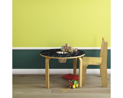 Table pour enfants avec chaise, blocs de jeu et train miniature dans une chambre d''enfant