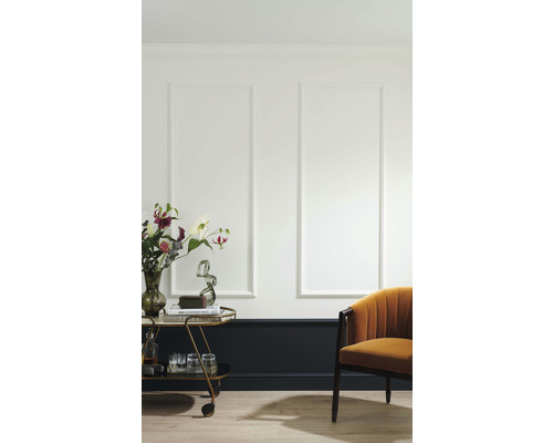 Espace de vie décoratif avec panneaux muraux, desserte et fauteuil