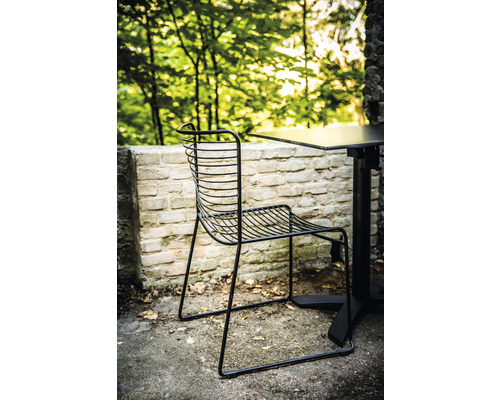 Vue de dessus d''une chaise et d''une table d''extérieur en métal noir