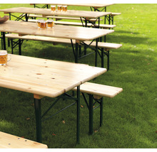 Plusieurs ensembles de tables de brasserie sur une pelouse