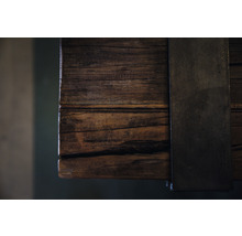 Vue détaillée d''un plateau de table en vieux bois avec une ferrures métallique