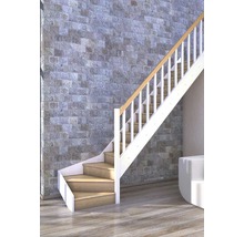 Treppe mit Holzstufen und weißem Geländer vor Steinwand
