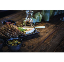 Pain, fromage et olives sur une table en bois