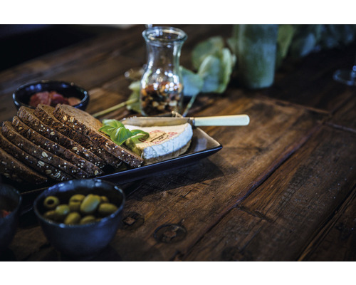 Pain, fromage et olives sur une table en bois