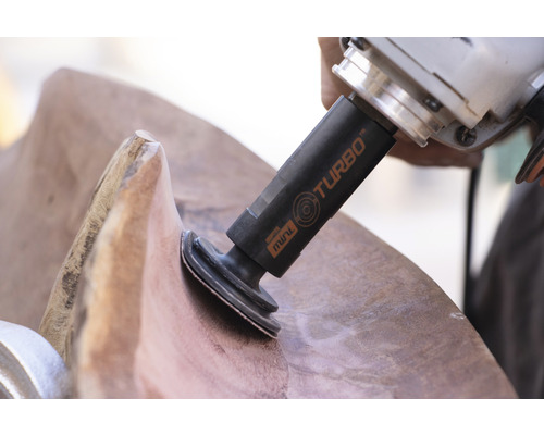 Eine Person schleift ein Holzstück mit einem Mini Turbo Schleifwerkzeug.