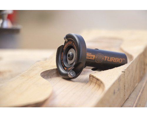 Arbortech Mini Turbo Holzfräser auf einem Holzbrett