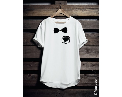 T-Shirt mit Fliege und Taschendruck auf einem Bügel