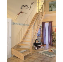 Holztreppe im Wohnraum mit Dekoration
