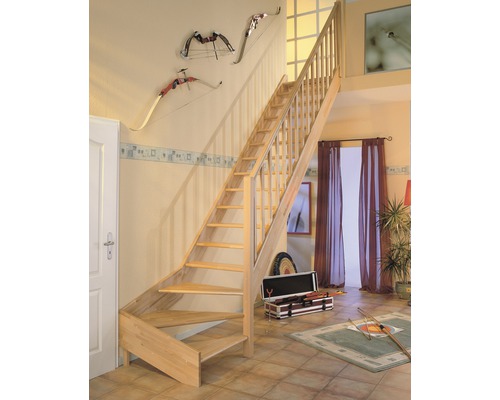 Holztreppe im Wohnraum mit Dekoration