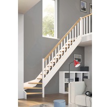 Treppe mit Holzstufen und weißem Geländer in einem modernen Wohnraum.
