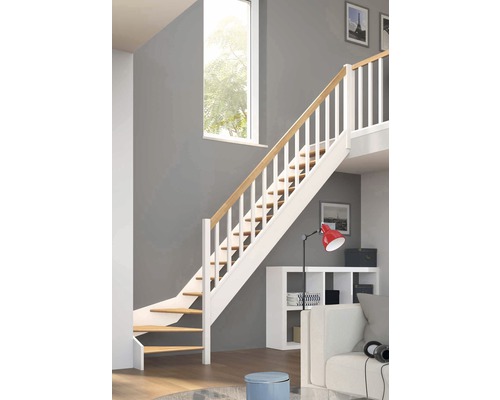 Treppe mit Holzstufen und weißem Geländer in einem modernen Wohnraum.