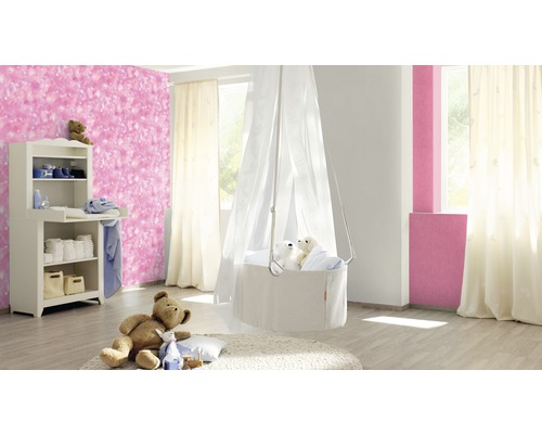 Chambre d''enfant lumineuse avec table à langer, berceau et ours en peluche