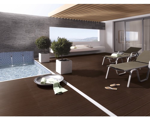 Terrasse avec carreaux de bois, piscine et chaises longues
