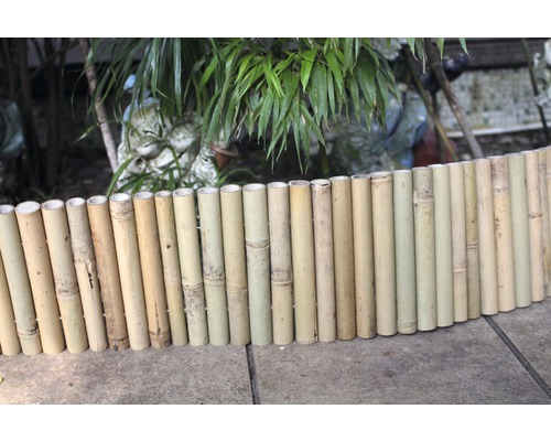 Bordure de parterre en bambou dans le jardin