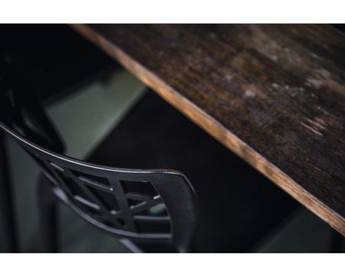 Vue détaillée d''une chaise et d''un plateau en bois