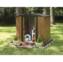 Abri de jardin ouvert dans le jardin avec outils de jardinage