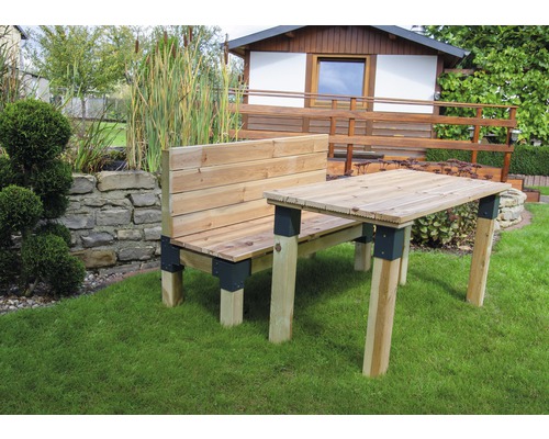 Holz Gartengarnitur mit Bank und Tisch auf Rasen