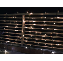 Guirlande lumineuse décorative avec des brins suspendus sur une balustrade