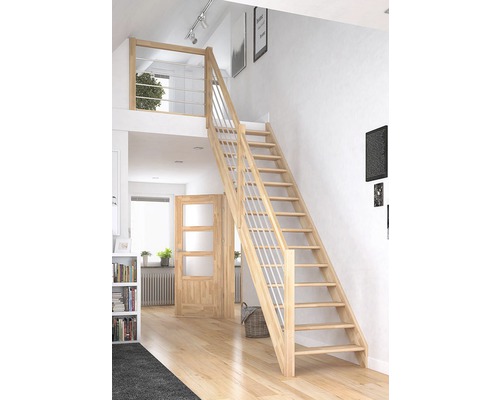 Holztreppe mit Geländer im Wohnraum.