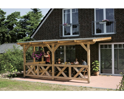 Parapet en croix de Saint-André en pin Douglas 220x84 cm Terrasse en bois couverte avec des personnes assises et une femme arrosant des fleurs