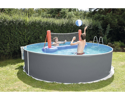 Aufstellpool mit Volleyballnetz und zwei Personen, die im Pool spielen