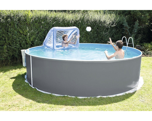 Aufstellpool mit zwei spielenden Personen und einem Wasserballtor im Garten.