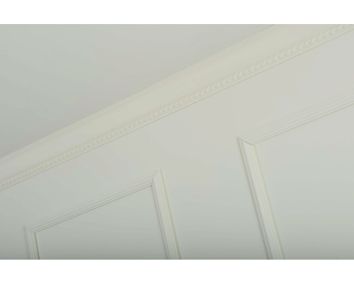 Detailansicht einer Wand mit Zierleisten und Paneelen