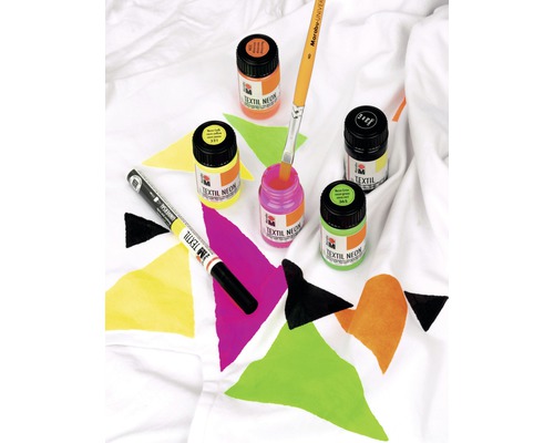 Peintures textiles néon et un feutre textile sur un tissu blanc