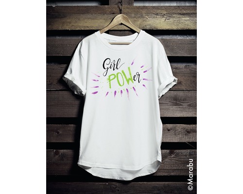 T-shirt avec l''inscription Girl Power sur un cintre devant un mur en bois