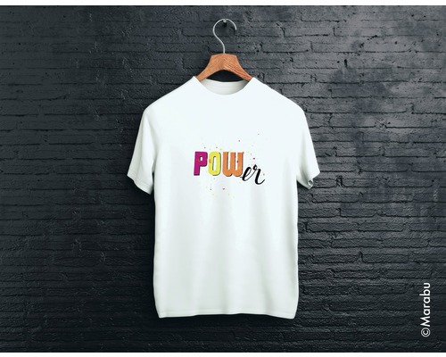 T-shirt blanc avec l''inscription Power sur un cintre devant un mur de briques