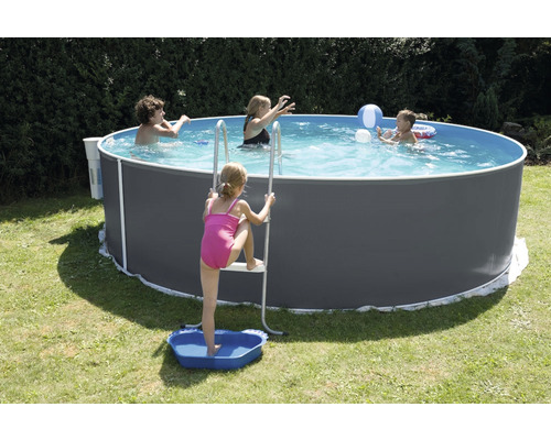Aufstellpool mit Badeleiter und spielenden Kindern im Garten