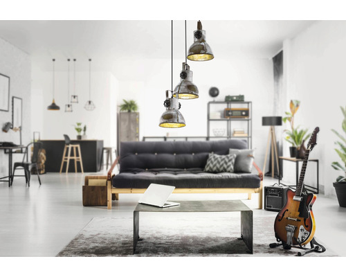 Salon avec un canapé gris, une table, une guitare et une suspension