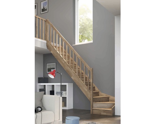 Holztreppe in einem hellen Wohnraum mit Treppengeländer.