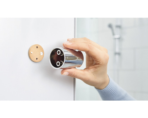 Montage eines Handtuchhalters im Badezimmer.