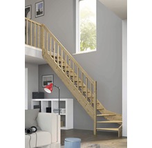 Holztreppe im Wohnraum mit Fenster