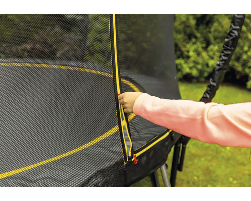 Gros plan d''un filet de sécurité de trampoline avec fermeture éclair