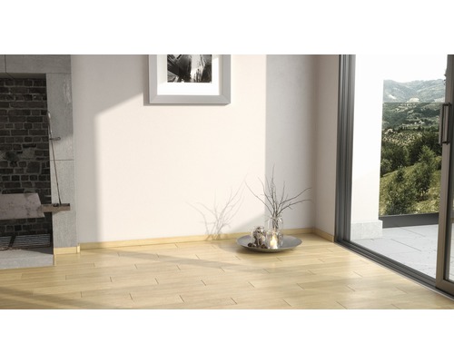 Heller Raum mit Holzboden, Kamin und Blick ins Grüne