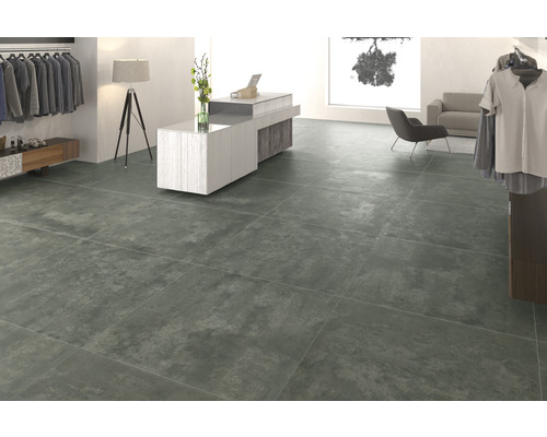 Verlegung von Bodenfliesen in einem Bekleidungsgeschäft mit minimalistischem Design