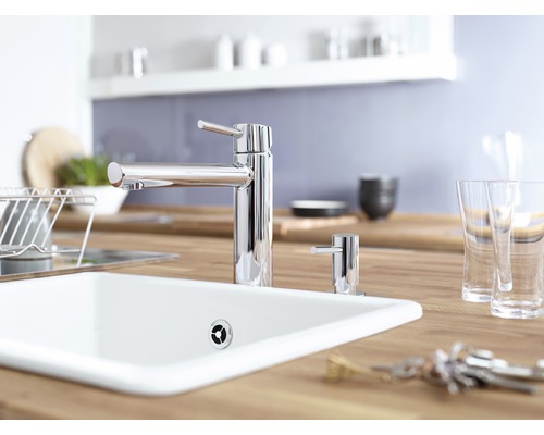 Küchenspüle mit Armatur und Seifenspender auf einer Arbeitsplatte