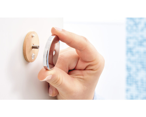 Montage einer Rosette an einer Wand