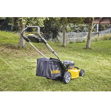 Gelber Rasenmäher von DeWalt auf einer Rasenfläche