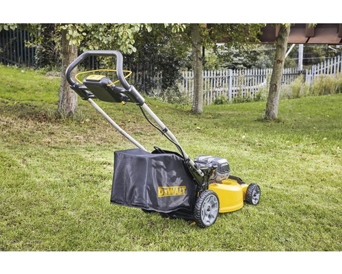 Gelber Rasenmäher von DeWalt auf einer Rasenfläche