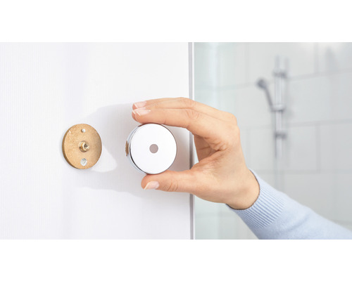 Montage einer Duschstange im Badezimmer