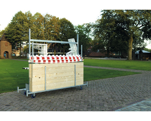 Chariot de transport avec bois de construction, tubes et ruban de signalisation